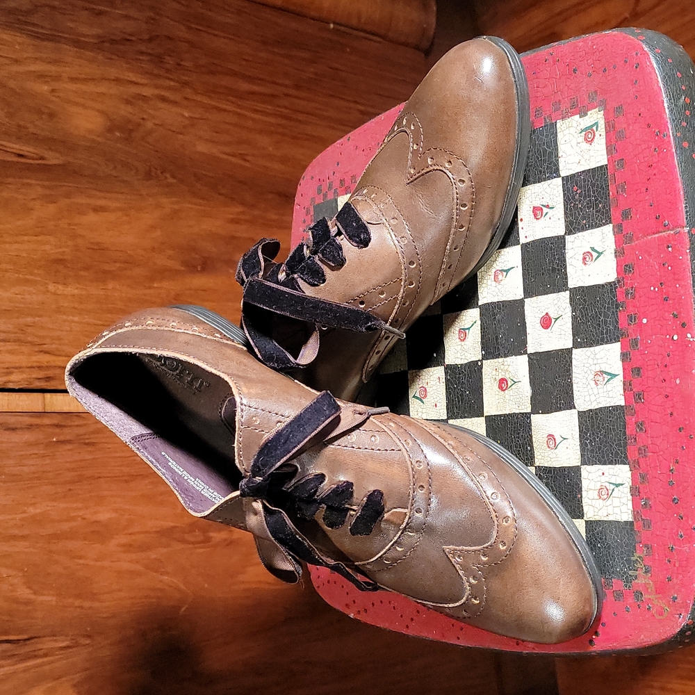 BORN brown leather oxfords with velvet laces W 9.5